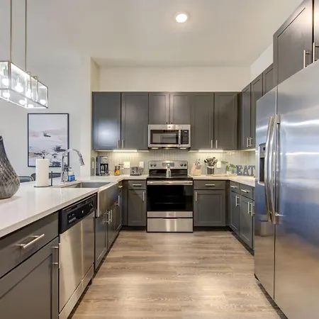 Lux Modern Art Apartment Near Eateries And Theater By Rgs
